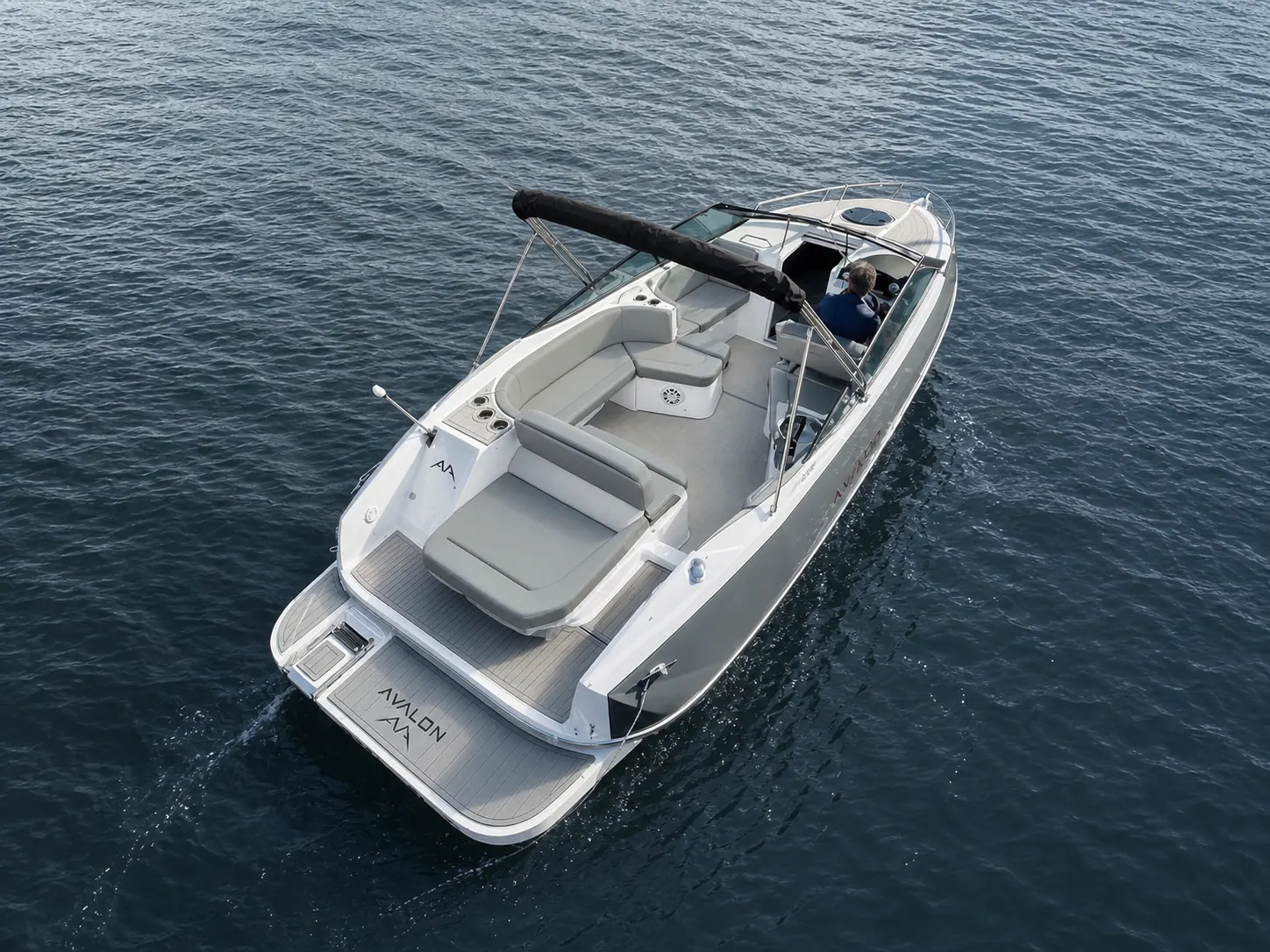 Avalon Boreal 235 navegando, vista elevada del cockpit