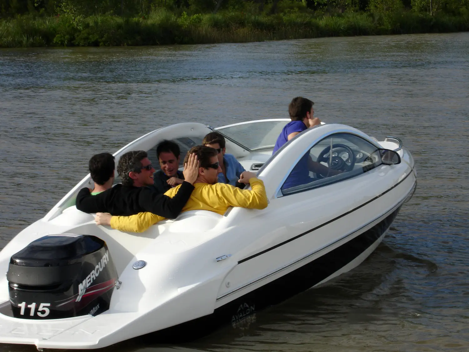 Uno de los primeros modelos Avalon navegando con gente a bordo