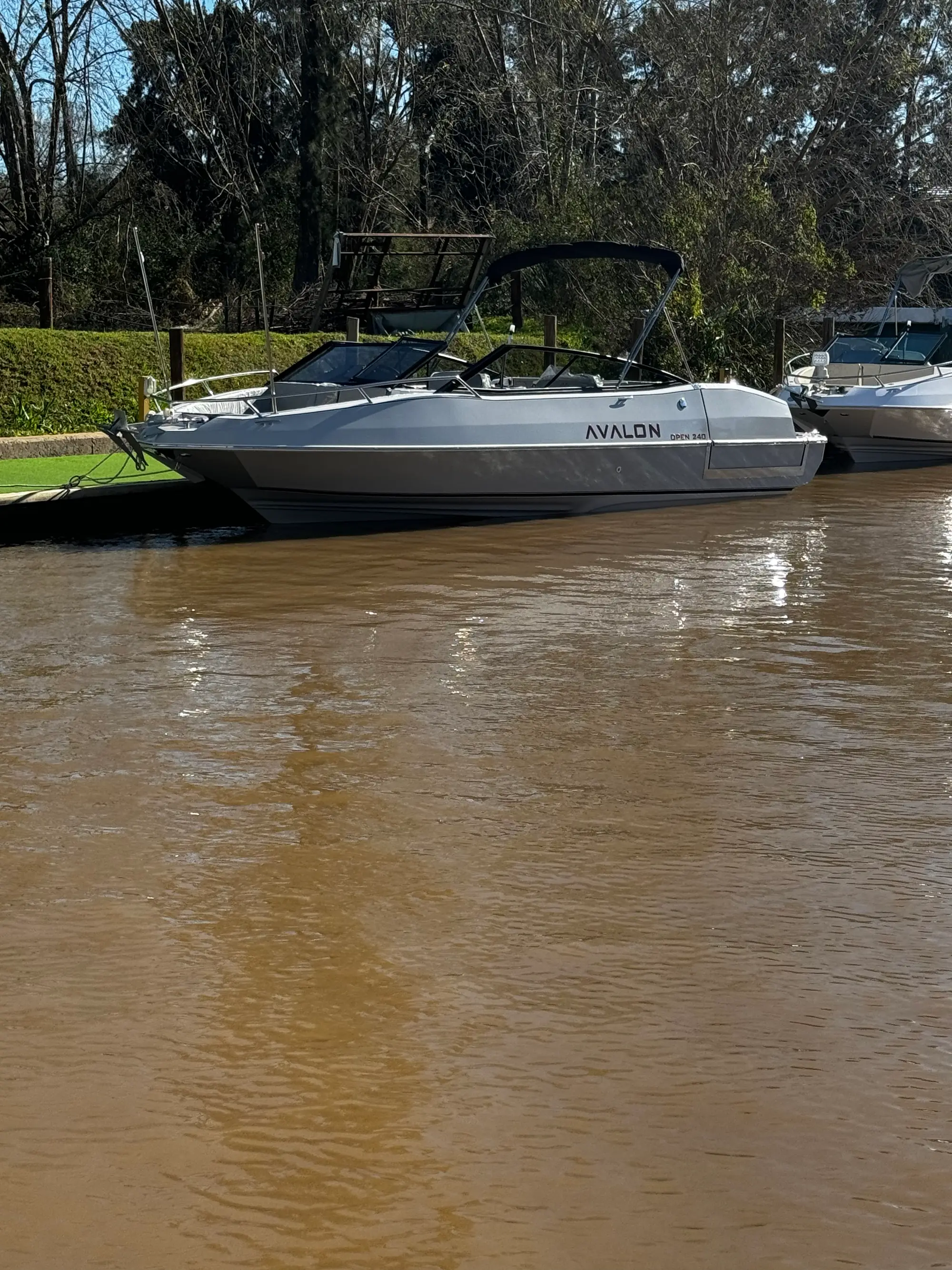 Modelo actual de Avalon amarrado en el muelle