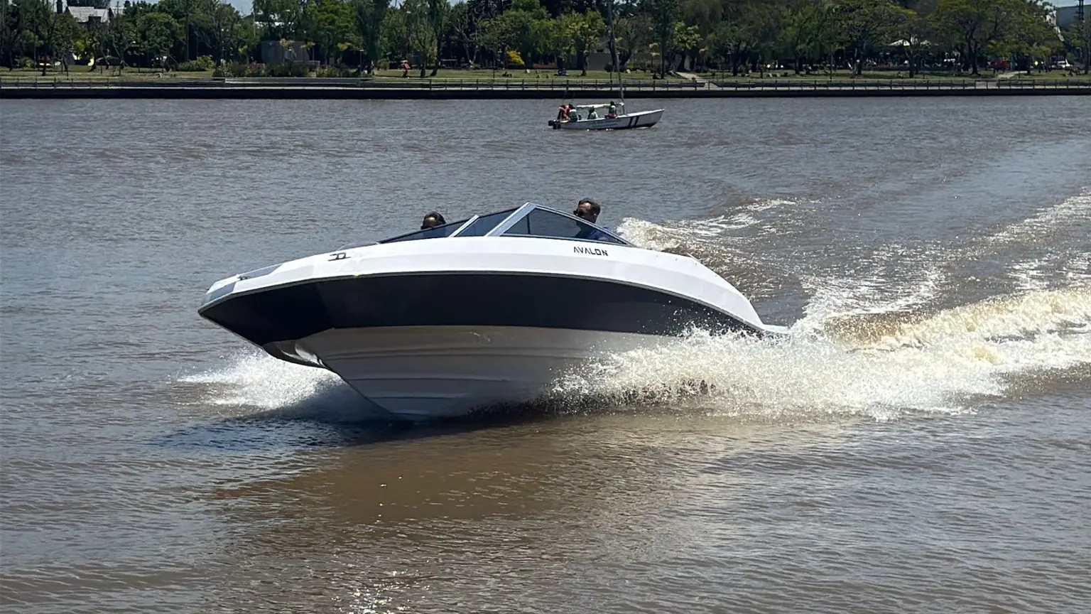 Embarcación Avalon navegando en el Delta del Tigre