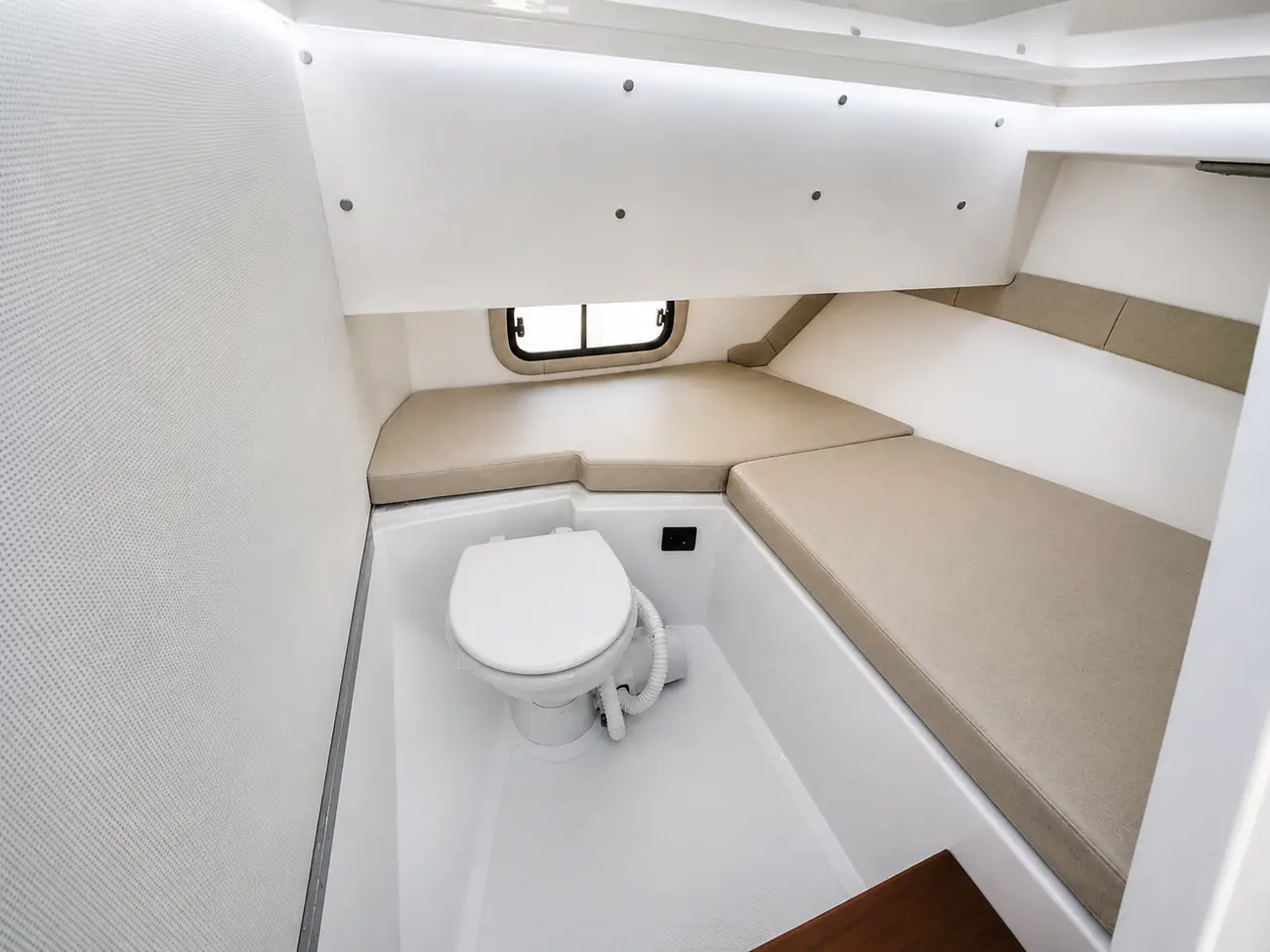 Baño integrado bajo la cama del cuddy de la Siroco 250