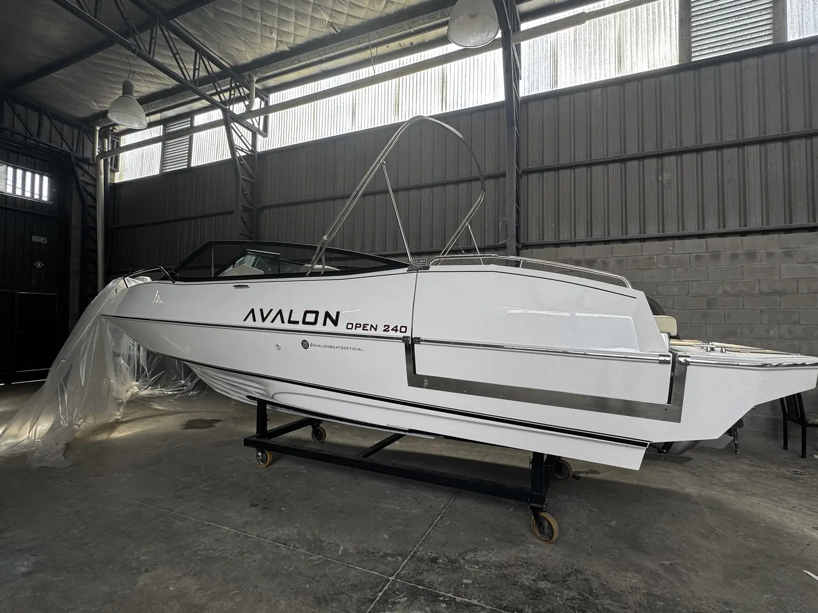 Una Avalon Open 240 terminada dentro del galpón del astillero