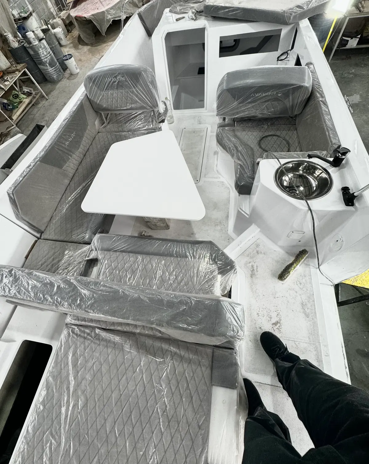 Interior de una embarcación en proceso de armado