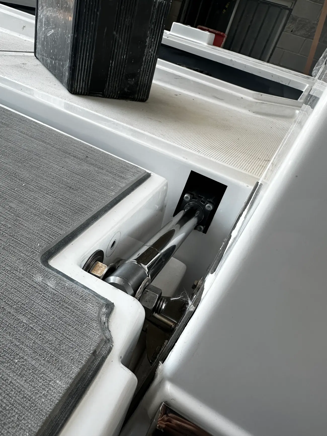 Detalle de un mecanismo de acero inoxidable propio, montado bajo cubierta