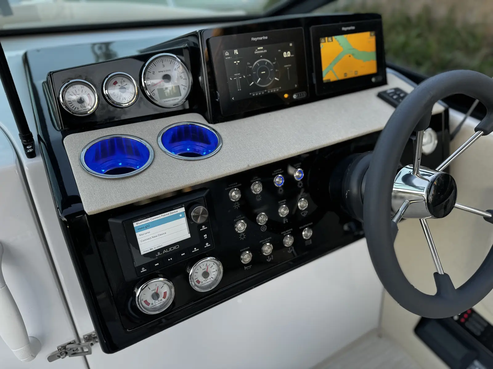 Puesto de mando con instrumental Raymarine e iluminación LED