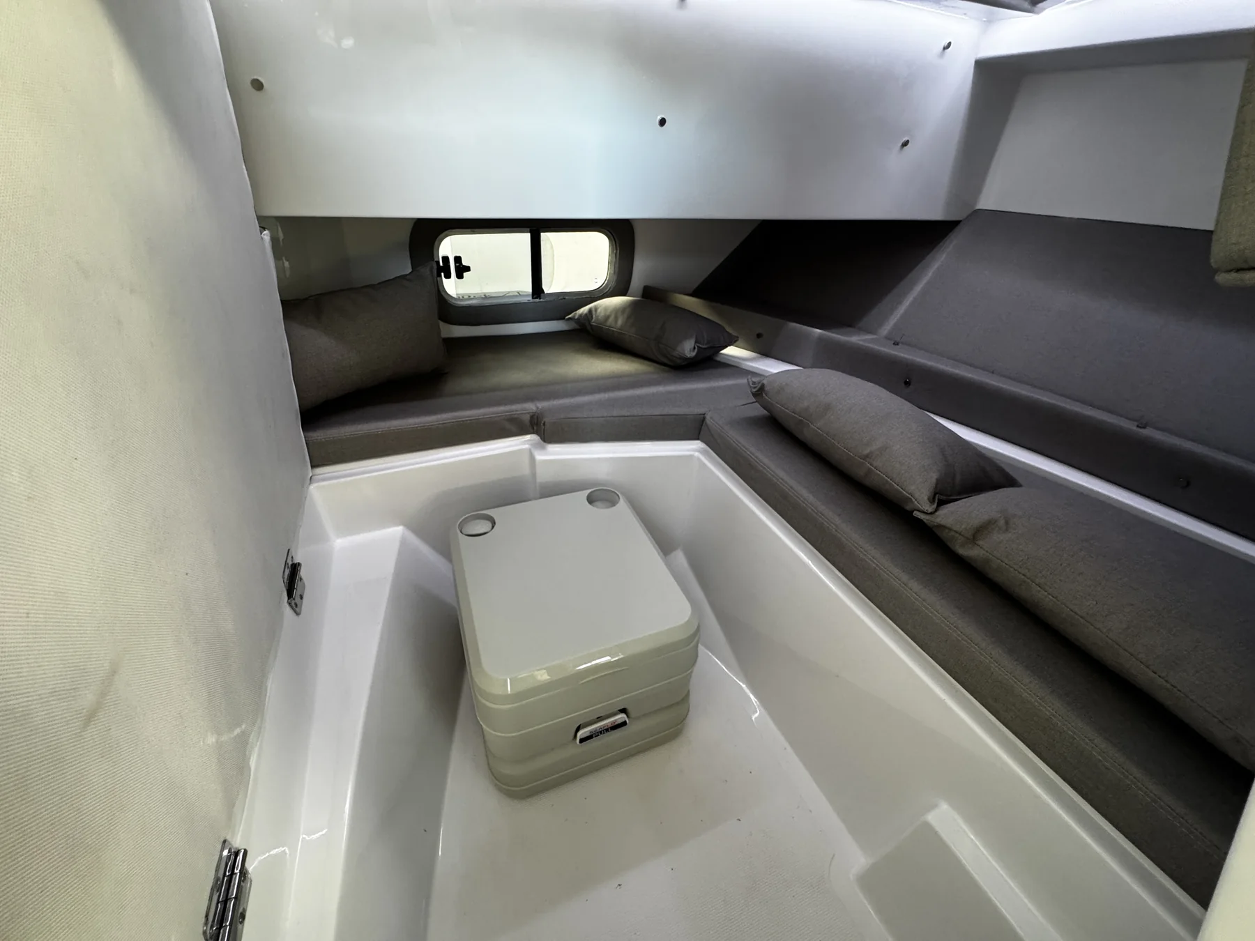 Baño integrado bajo la cama del cuddy de la Zonda 225