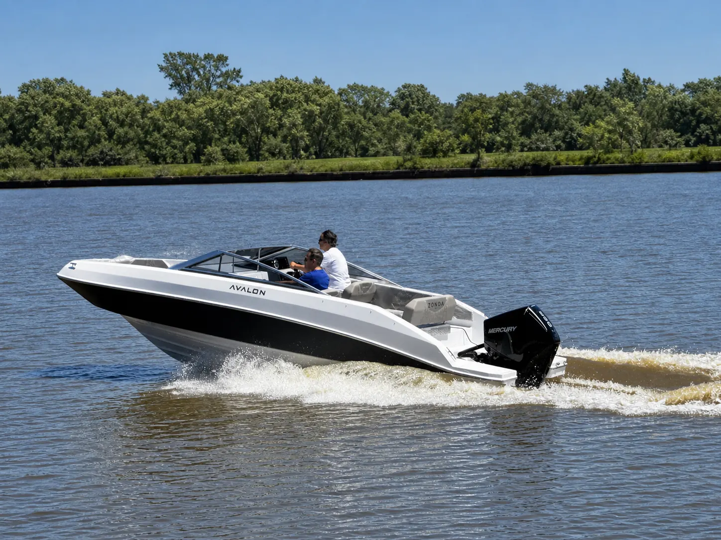 Avalon Zonda 225 navegando en aguas abiertas